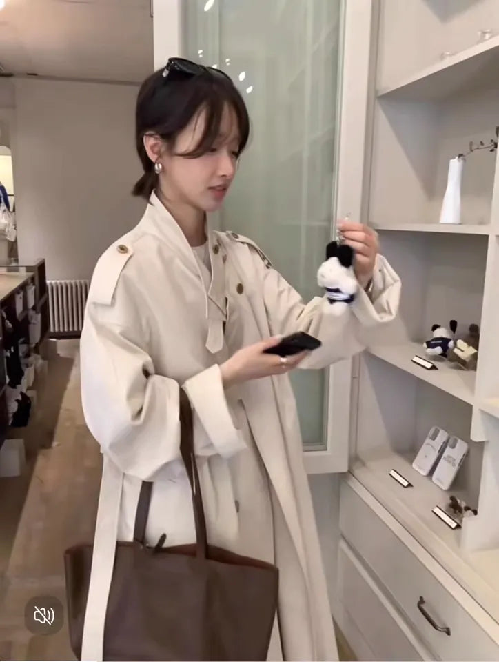 ホワイトダブルボタントレンチコート