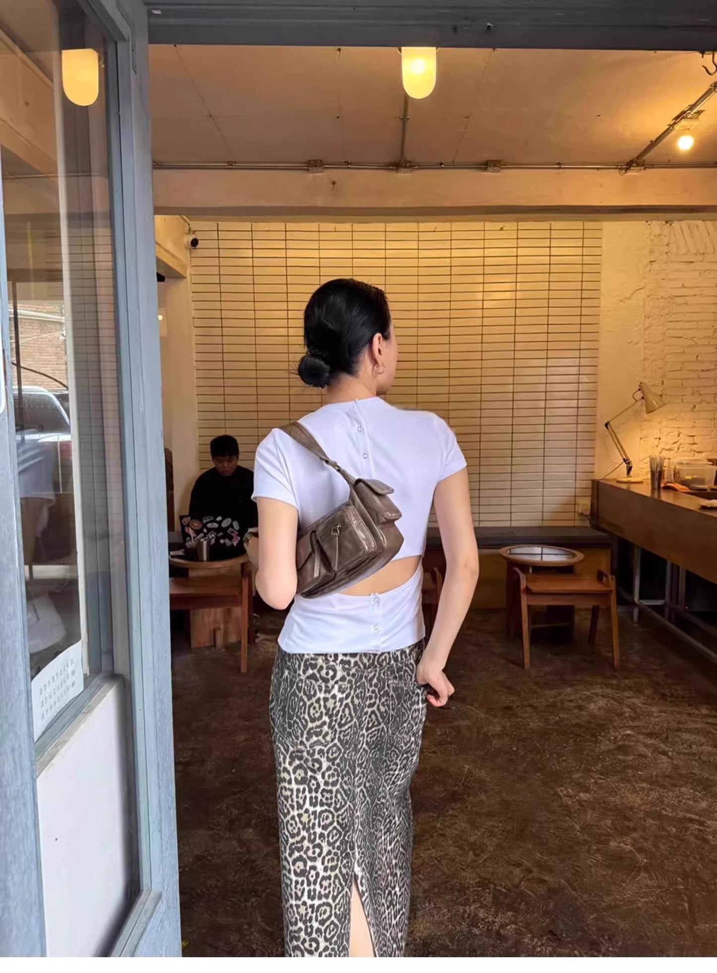 ボタンデザインTシャツ