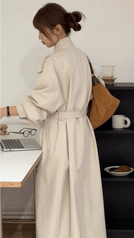 ホワイトダブルボタントレンチコート