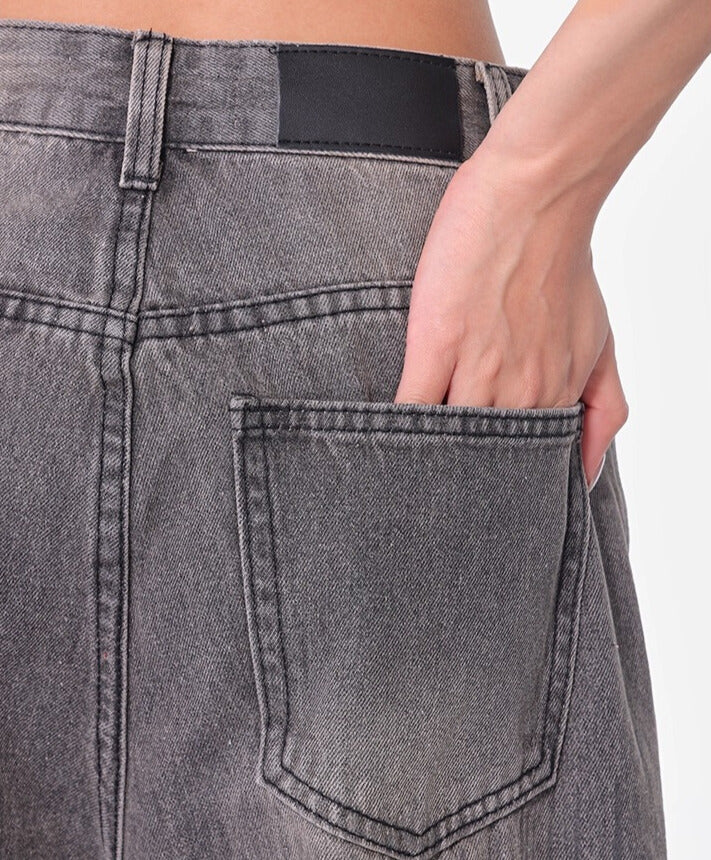 グレーワイドレッグベルトループデザインジーンズ