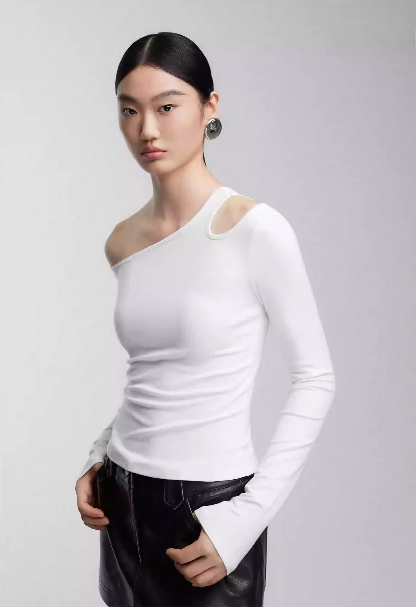 アシンメトリーオフショルダーTシャツ