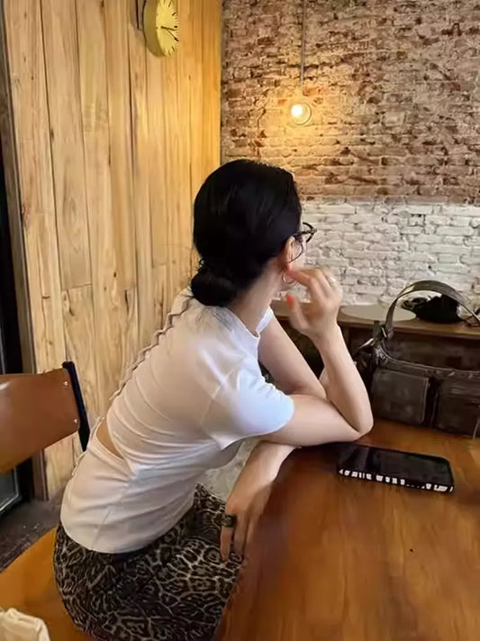 ボタンデザインTシャツ